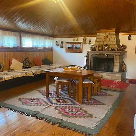 Raisa Guesthouse 12 ベラト エクステリア 写真