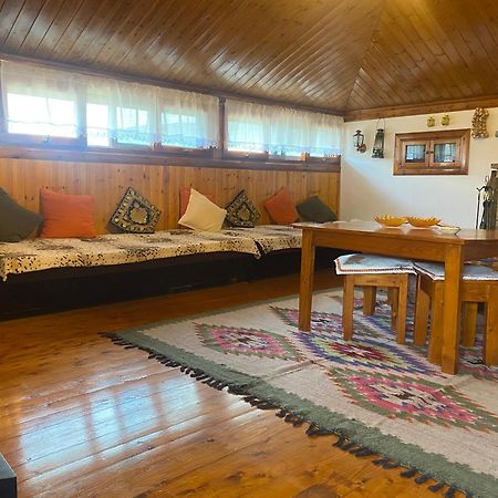 Raisa Guesthouse 12 ベラト エクステリア 写真