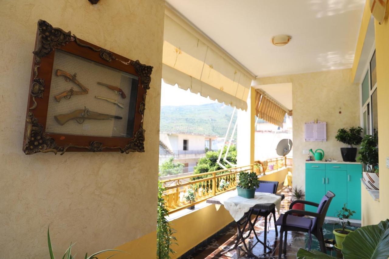 Raisa Guesthouse 12 ベラト エクステリア 写真