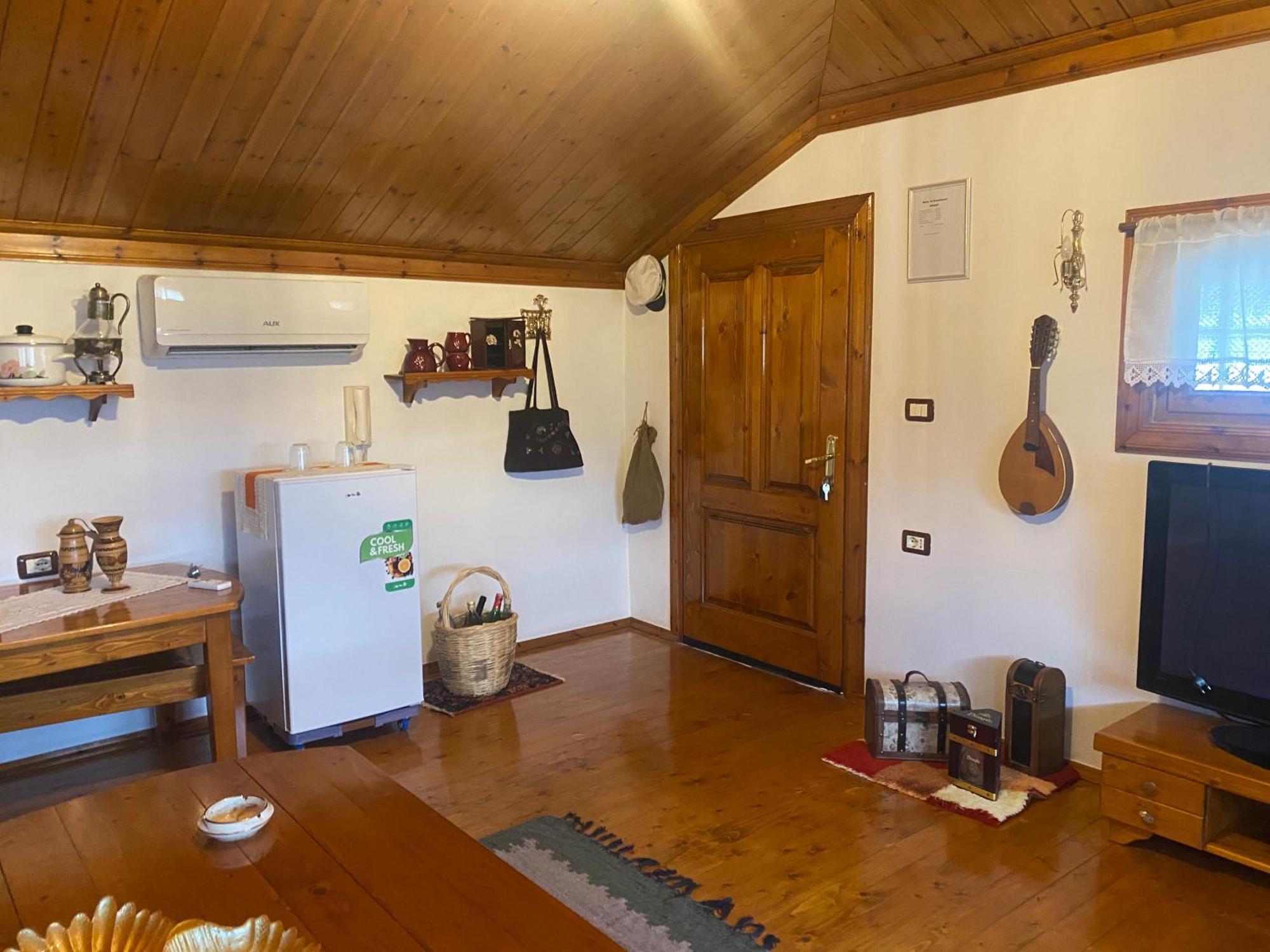 Raisa Guesthouse 12 ベラト エクステリア 写真